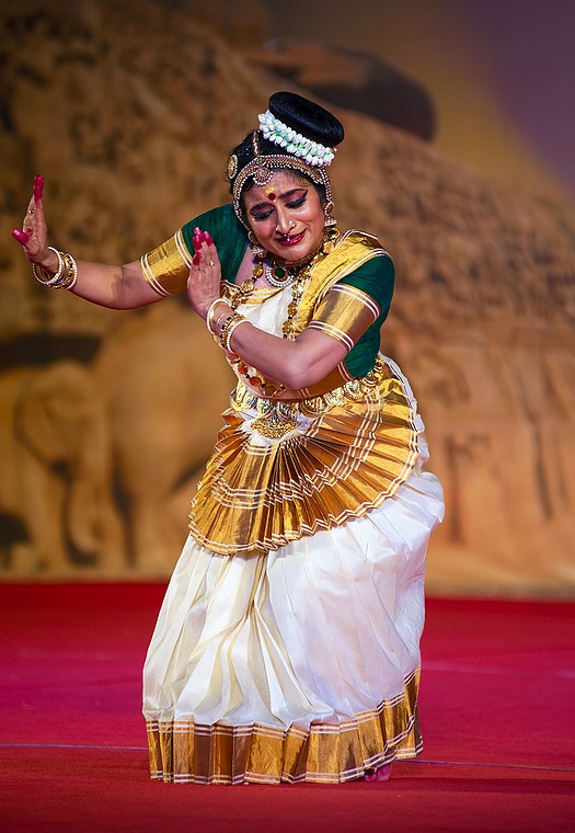 Usha Suresh Balaji (Mohiniattam) (Mamallapuram Dance Festival 2012 - Kathak, Odissi i Mohiniattam)